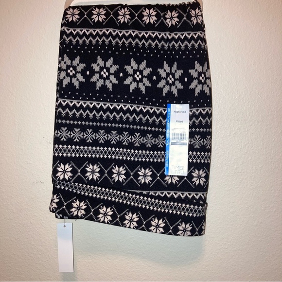 Winter Holiday Leggings - Picture 3 of 4